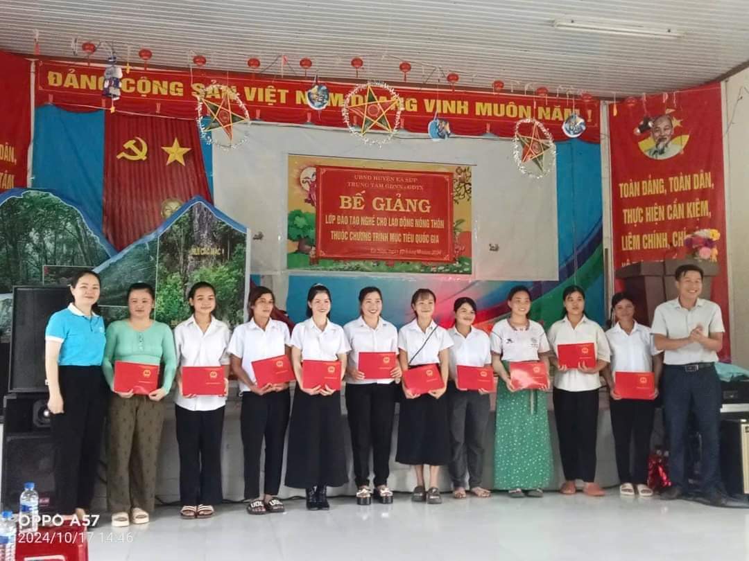 Trao chứng chỉ đào tạo nghề cho lao động nông thôn